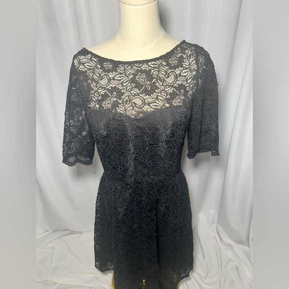David’s Bridal Knee Length Lace 3/4 Sleeve Dress | 10 - Picture 5 of 9